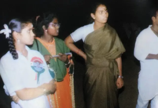 ચંદનના હાર સાથે મહિલા વચ્ચે