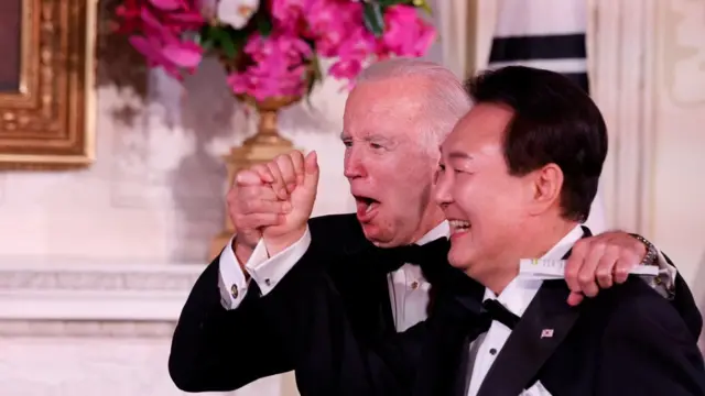 윤석열 대통령이 조 바이든 미국 대통령과 지난 4월 26일 국빈만찬에서 어깨동무하는 모습