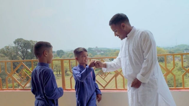 Mim Shaikh con sus hermanos pequeños.