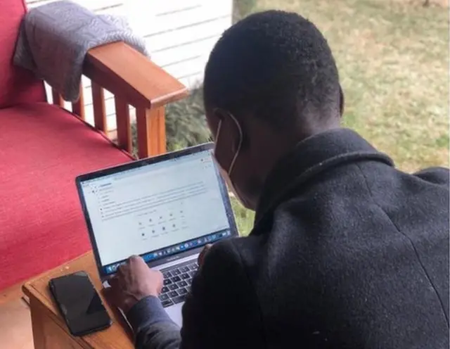 डेभिड पढाइको खर्च जुटाउन शैक्षिक लेख बेच्छन्