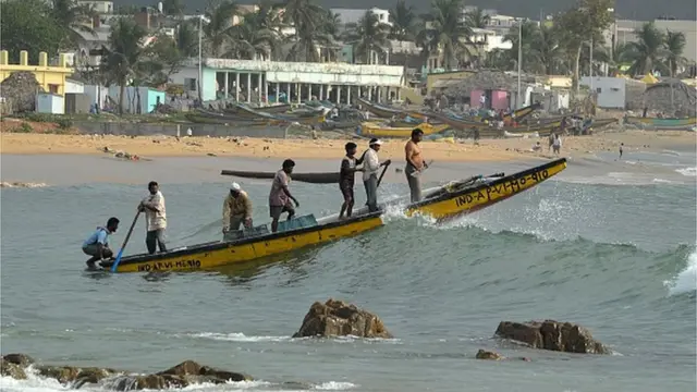 సముద్రంలో వేటకు వెళ్తున్న మత్స్యకారులు