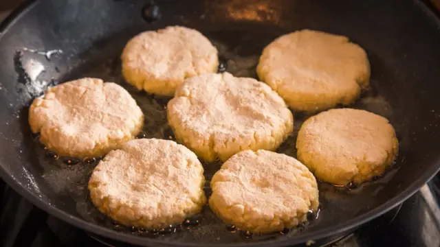 Котлеты на сковородке