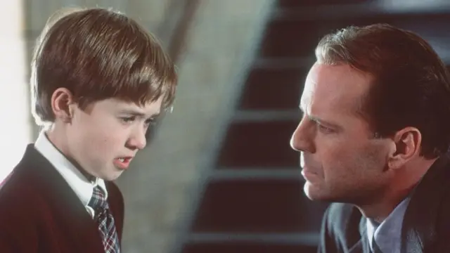 Haley Joel Osment (izquierda) y Bruce Willis en una escena de "Sexto sentido"