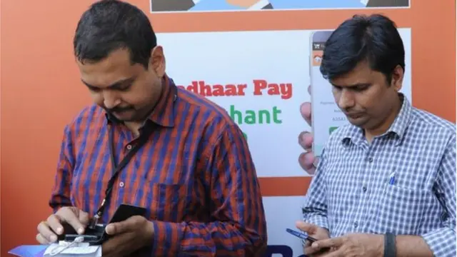 फोन वापरणारे ग्राहक