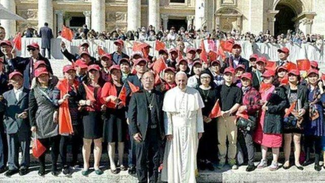 教皇方济各与中国主教徐宏根领导的朝圣团在圣伯多禄广场拍照留念。