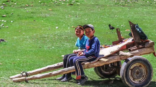 Майдын башынан тарта мал-жандыктарын айдап, айылдын эли жайлоону көздөй көчөт