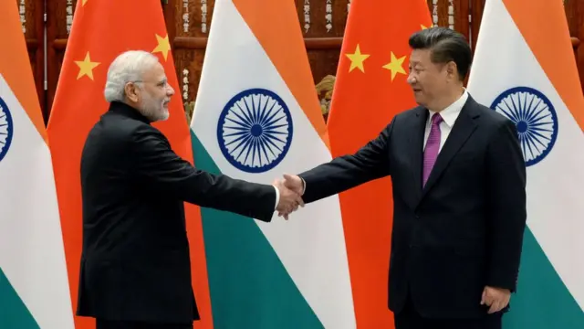 習近平（右）在杭州西湖國賓館迎接出席G20峰會的莫迪（4/9/2016）