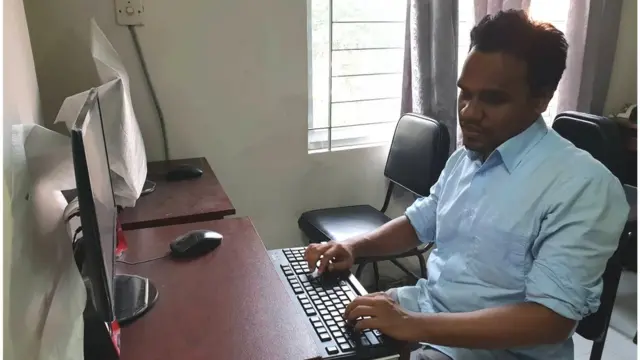 শিক্ষা শেষে স্বনির্ভর হয়ে অন্ধত্বকে জয় করেছেন মোহাম্মদ হাসান।