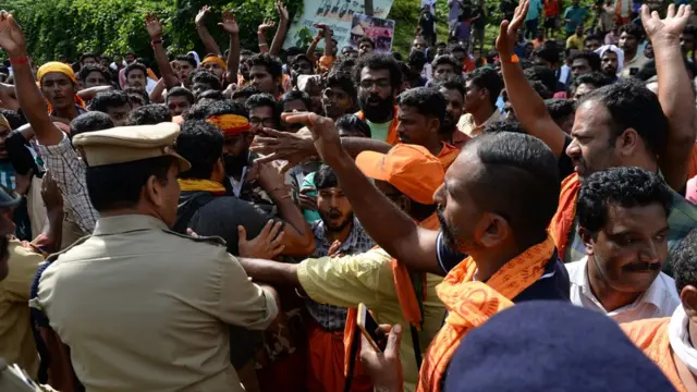 শবরীমালা মন্দিরে নারীদের ঢুকতে দেওয়ার বিরুদ্ধে প্রতিবাদ ও বিক্ষোভ। অক্টোবর, ২০১৮