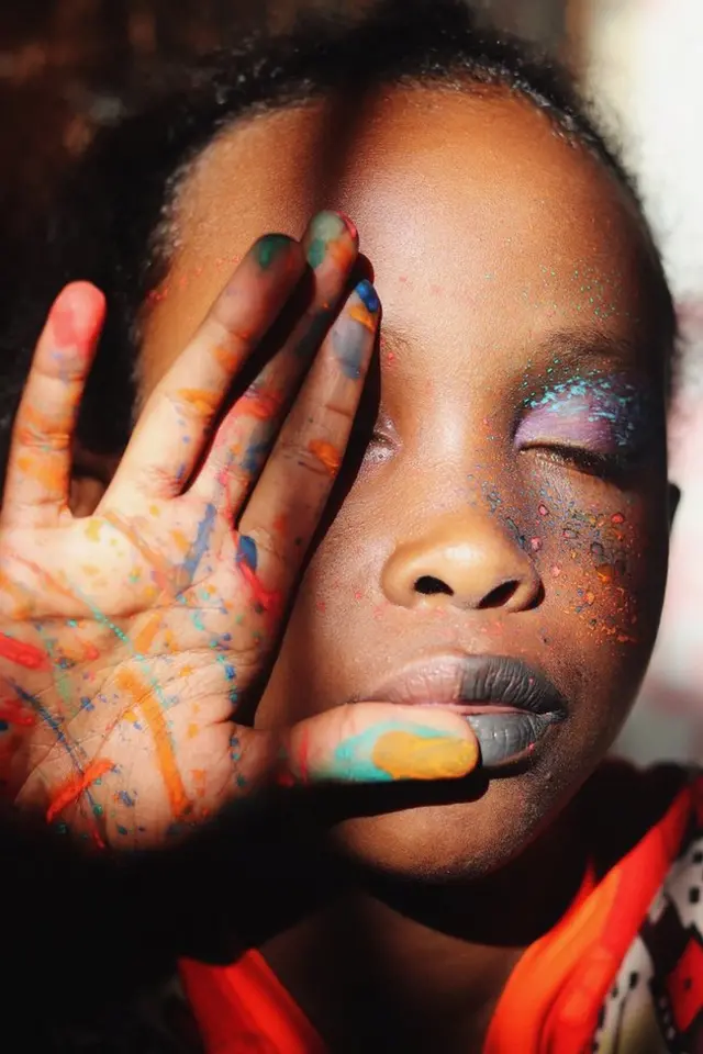 Personne portant la main à son visage