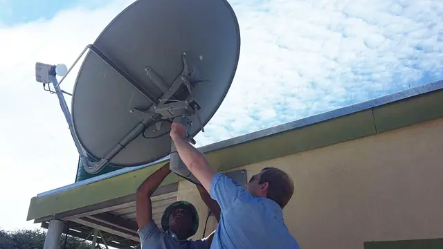 Colocación de una antena en la reserva Loisaba Conservancy
