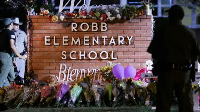 በቴክሳስ፣ ኡቫልዴ በርካቶች በተገደሉበት አንደኛ ደረጃ ትምህርት ቤት ቅጥር ግቢ ውጭ የተቀመጡ አበባዎች