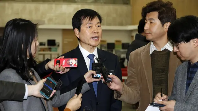 김태한 삼성바이오로직스 사장이 14일 오전 증권선물위원회에 참석하며 취재진의 질문에 답하고 있다