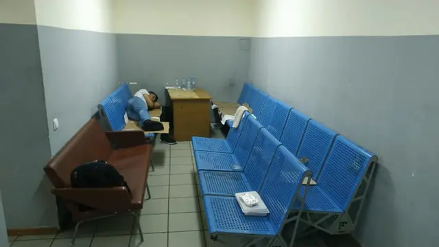 іноземці в нейтральній зоні аеропорту Одеса сплять на лавці