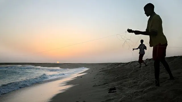 Dad kalluumeysato ah oo shabaq dhiganayay xeebta Hobyo