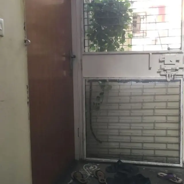 Kerabat sejak pagi hari datang untuk menghibur orang tua Bhavya Suneja.