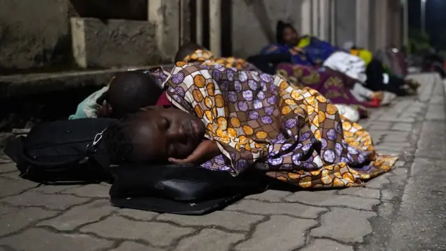 Personas durmiendo en la calle por la erupción del Volcán Nyiragongo