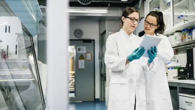 Dos científicas en un laboratorio