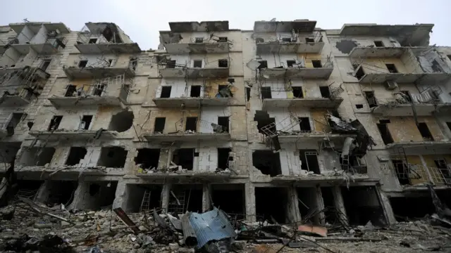 Doğu Halep'te ağır hasar görmüş bir bina