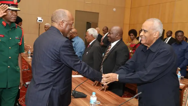 Dkt Magufuli akisalimiana na Waziri Mkuu Mstaafu Dkt. Salim Ahmed Salim
