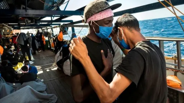 Ku wa kabiri kandi, umwimukira ukomoka muri Libya n'umwimukira ukomoka mu Afurika y'uburasirazuba, bari gusengera mu bwato bw'ubutabazi mu nyanja ya Mediterane, bwatewe inkunga n'umuhanzi Banksy, bamaze kubwirwa ko bahawe uruhushya rwo kwinjira mu Butaliyani.