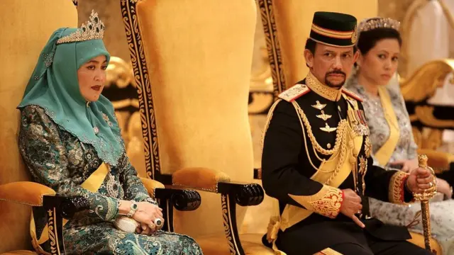 দুই স্ত্রীকে নিয়ে সুলতান হাসানাল বলকিয়াহ