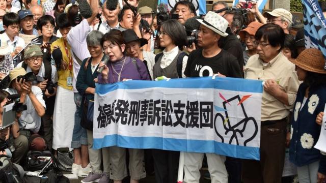 นักเคลื่อนไหวด้านนอกศาลในกรุงโตเกียว หลังมีการไต่สวนผู้บริหารของเทปโกเกี่ยวกับภัยพิบัติฟุกุชิมะ ปี 2019