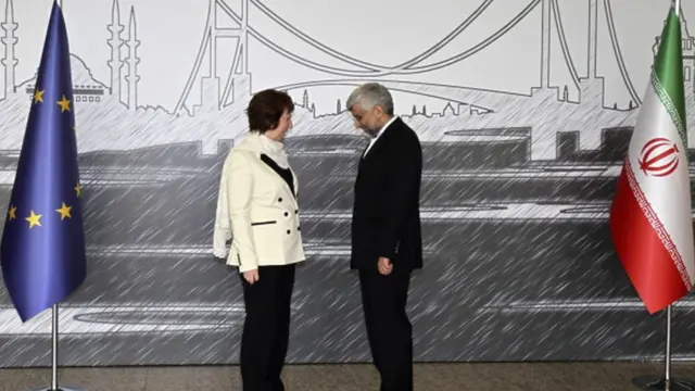 سعید جلیلی مذاکره کننده ایران و کاترین اشتون مسئول سیاست خارجی اتحادیه اروپا در مذاکرات اتمی ایران و ۱+۵ در استانبول. پوشش خانم اشتون در این دوره از اصل موضوع که بن بست در توافق اتمی بود بعضا خبرسازتر می‌شد