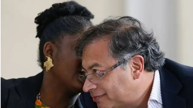 Francia Marquez chuchote à l'oreille du président élu Gustavo Petro