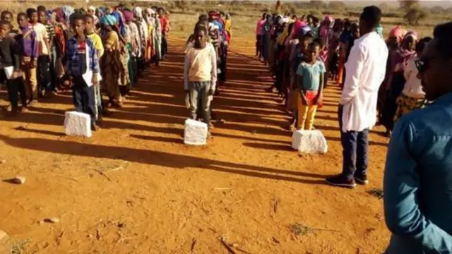 تلاميذ المدرسة التي يتعلم فيها أدان يصطفون في طابور الصباح.