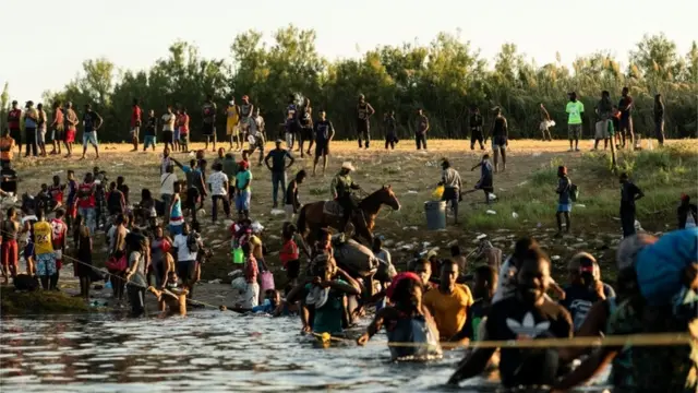 Abashinzwe umutekano b'Amerika bagenzura umupaka bari ku mafarasi basunika Abanya-Haïti babakura ku mupaka w'Amerika