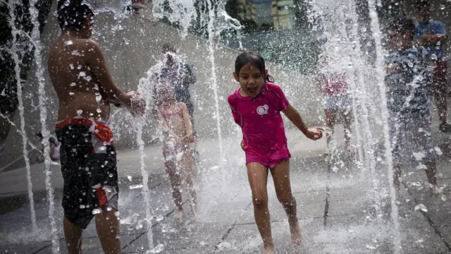 Una niña juega con el agua.