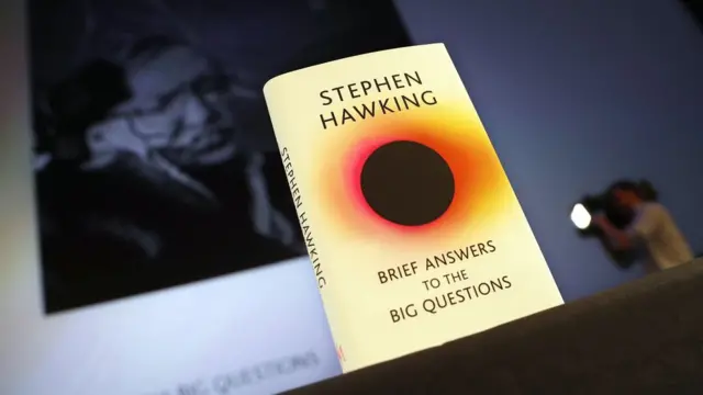 Stephen Hawking'in ölmeden önce tamamladığı son kitabı dün Londra'da tanıtıldı.