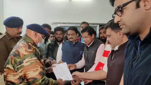 कालीचरण महाराज के ख़िलाफ़ शिकायत दर्ज कराते मोहन मरकाम