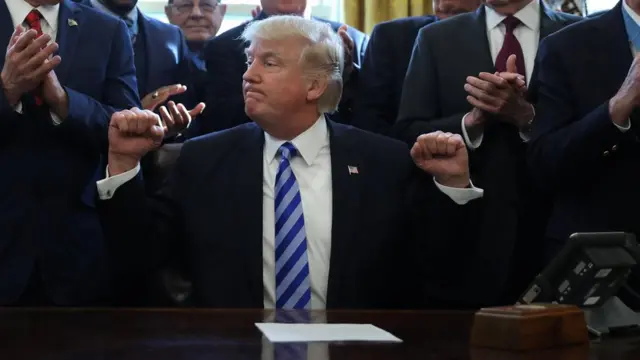 Donald Trump en la oficina oval