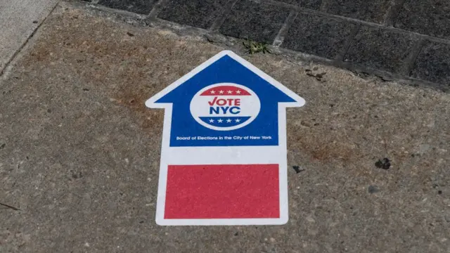 নিউ ইয়র্কের ব্রুকলিনে ভোটারদের দূরত্ব বজায় রাখার নির্দেশনা, ১৯-০৬-২০২০।