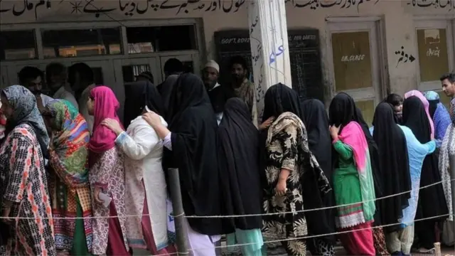 જમ્મુ-કાશ્મીર વિધાનસભા ચૂંટણીમાં મતદાન કરતી મહિલાઓ