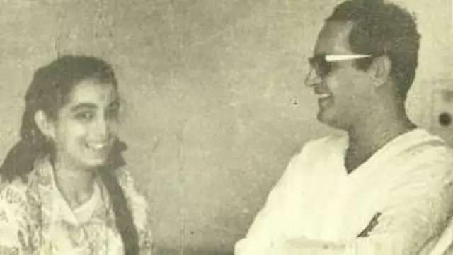 छोटी बहन ललिता लाजमी के साथ गुरुदत्त.