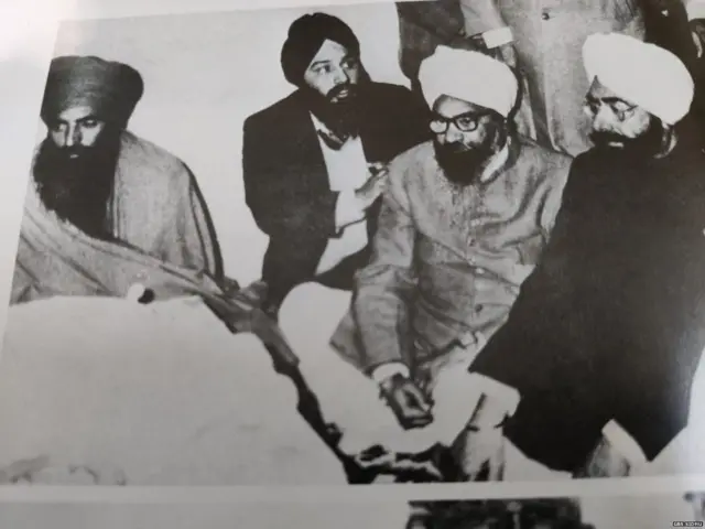 भिंद्रनवाले मााजी राष्ट्रपती ज्ञानी जैल सिंह यांच्यासोबत