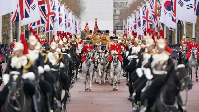 韩国代表团在英国皇家骑兵卫队阅兵场受到了隆重的欢迎，随后总统伉俪一同坐上马车在伦敦林荫道上进行了一段巡游。