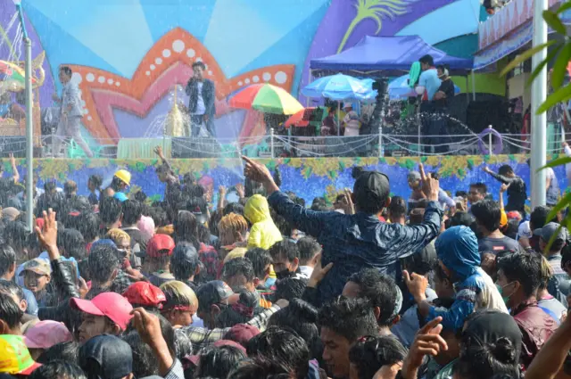 ၂၀၁၇ လမ်းလျှောက် သင်္ကြန်စတင် စဉ်ကထက် သုံးဆလောက် များလာပါတယ်။