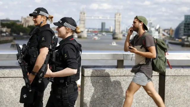 Londonda hücumlardan sonra polis şəhərdə gəzir