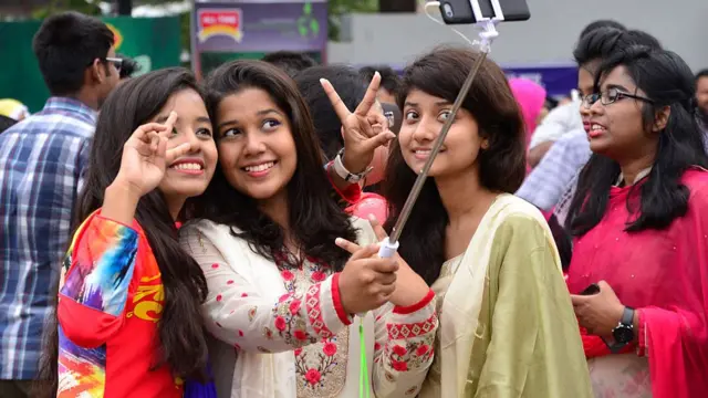 এইচএসসি পরীক্ষার ফলাফল প্রকাশ করার পর রাজউক উত্তরা মডেল কলেজের ছাত্রীদের আনন্দ, ১৮-০৮-২০২০।