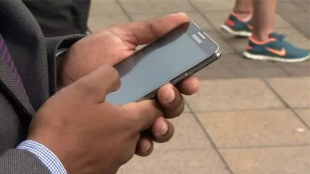 ફોન વાપરતી વ્યક્તિ