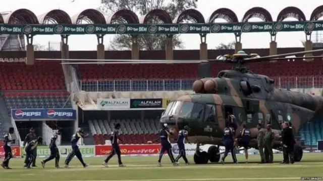 ප්‍රහාරයෙන් අනතුරුව ශ්‍රී ලංකා කණ්ඩායම සුරක්ෂිතව රැගෙන යාමට ගඩාෆි ක්‍රීඩාංගනයට පැමිණි හමුදා හෙලිකොප්ටරය