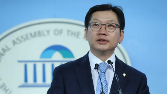 김경수 더불어민주당 의원이 16일 기자회견을 통해 '댓글 조작' 의혹에 대한 입장을 밝혔다