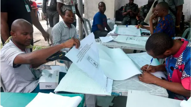 Awọn oṣiṣẹ idibo n yẹ iwe idibo wo