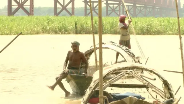 পদ্মা নদীতে ৫০ বছরেরও বেশি সময় মাছ ধরে জীবিকা নির্বাহ করেন জয়রাম।