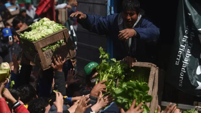 Productores regalan verduras en Buenos Aires