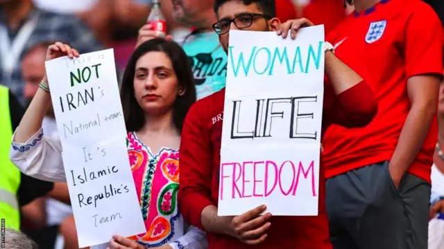 ईरान के समर्थकों ने नारे भी लगाए
